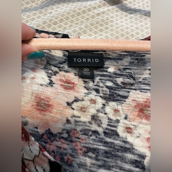 Floral tee shirt with pocket. - Picture 4 of 6